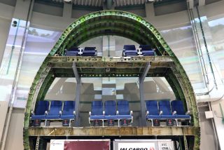 成田の航空科学博物館には747の胴体を輪切りにした展示もあり、主翼以外の各部の構造を見ることができる。