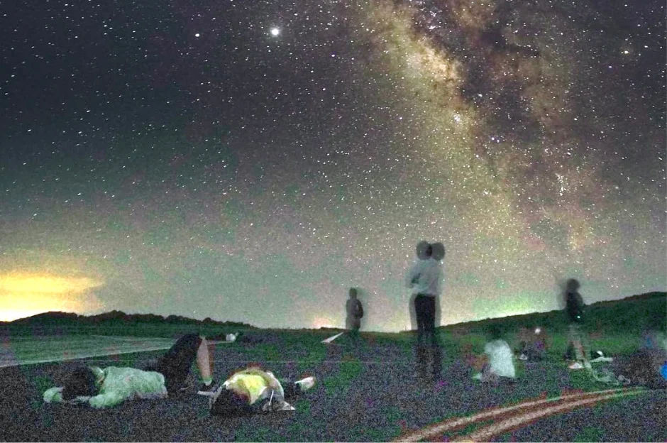普段は立ち入ることのできない滑走路から満天の星を眺めることができる。