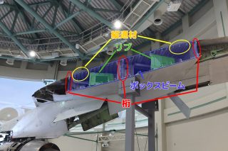 成田の航空科学博物館に展示されている747のJT9Dエンジンと主翼。