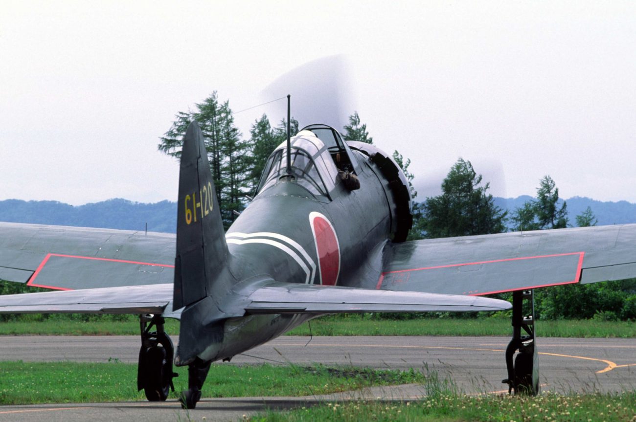 後方から見た昔の零式戦闘機。