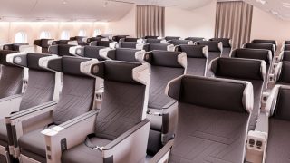 座席レイアウトは2-4-2で、エコノミークラスの1.5倍のスペースを有する。
