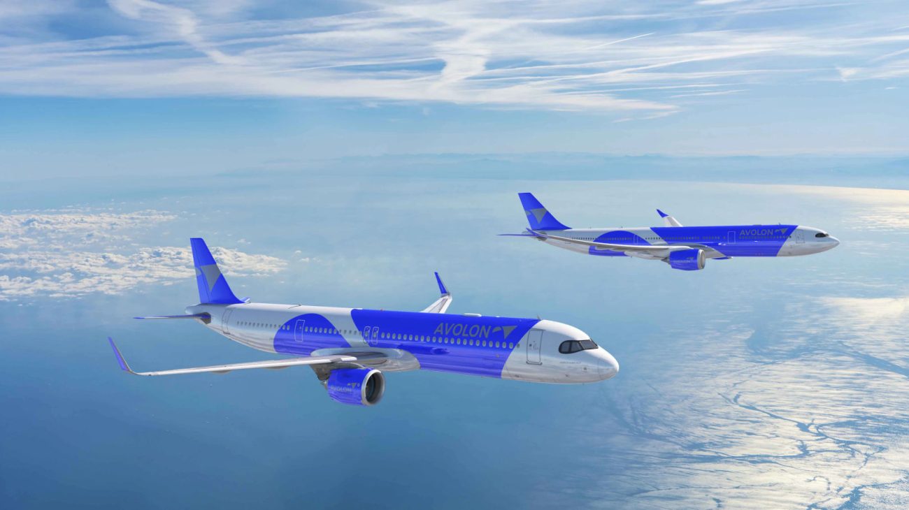 アボロンのカラーをまとったA321neo(手前)とA330-900(奥)。