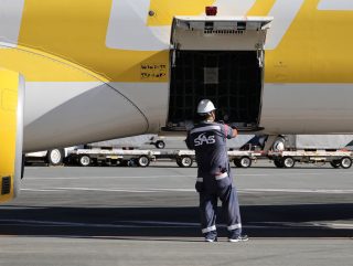 E175の床下貨物室には軽トラックの横付けでもアクセスできるが、MRJの貨物室床は客席と同レベルのためベルトローダーなどが不可欠だ。