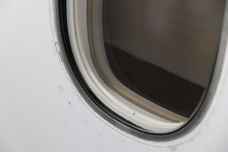 外から見た777の窓。