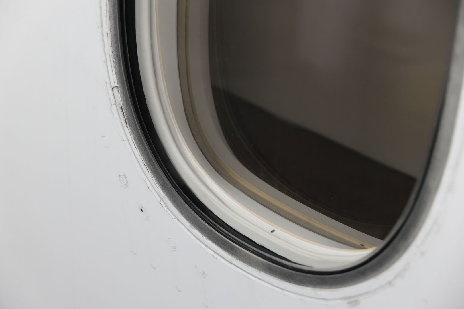 外から見た777の窓。