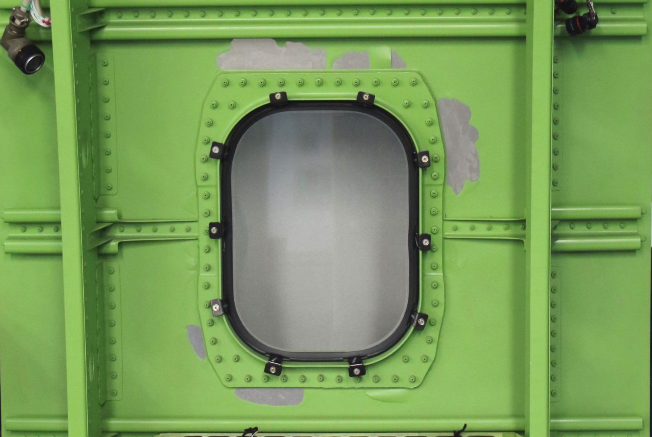 窓の透明アクリルは二重でも、それを固定する胴体は補強されてはいるものの1枚の板だ。