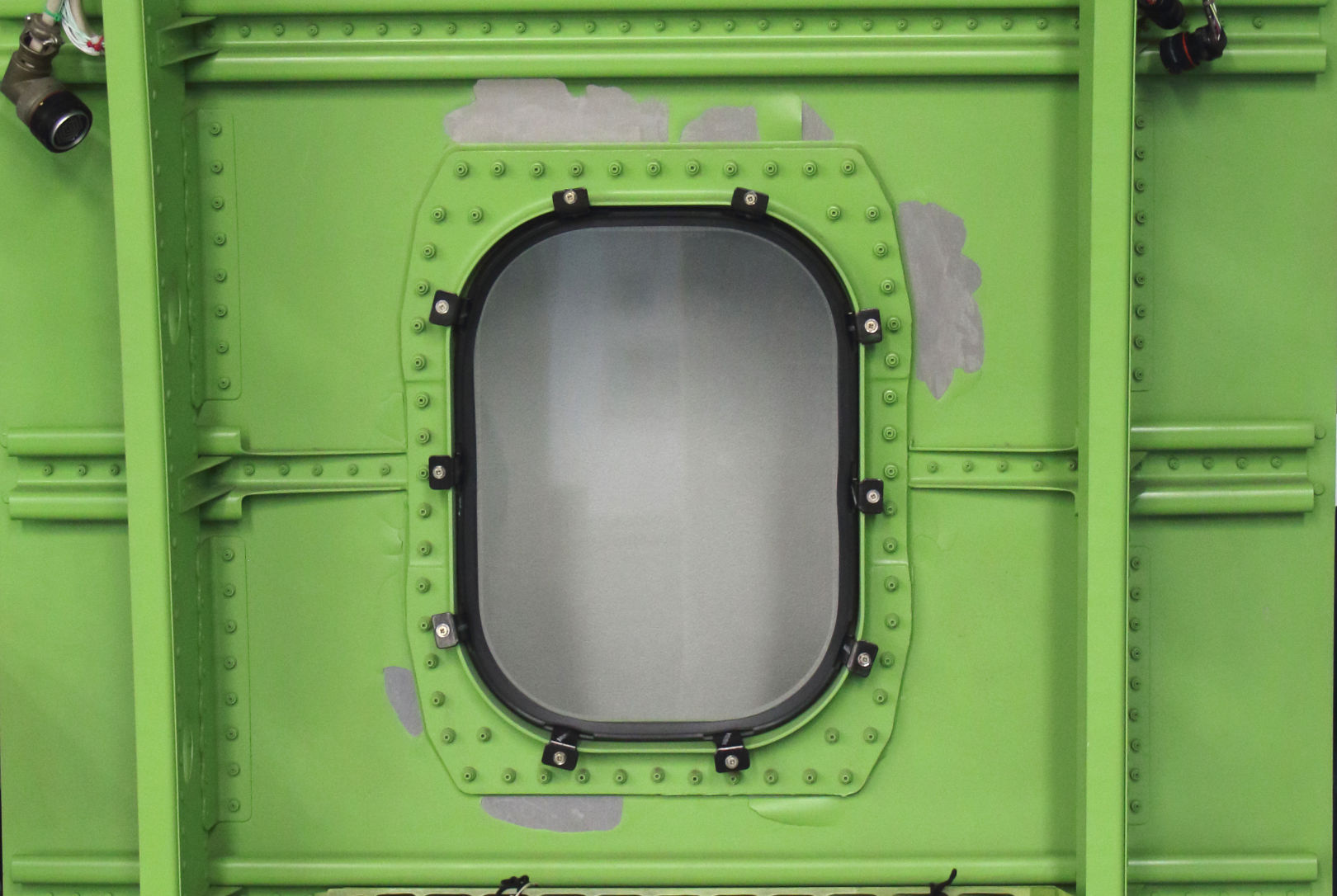 窓の透明アクリルは二重でも、それを固定する胴体は補強されてはいるものの1枚の板だ。