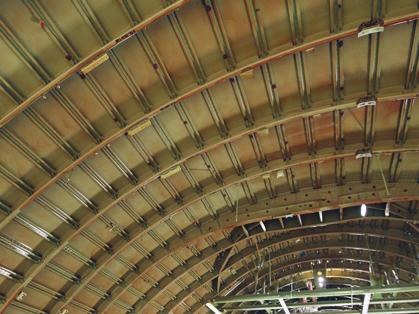 製造中の747-8のアッパーデッキ部分を内側から見たところ。