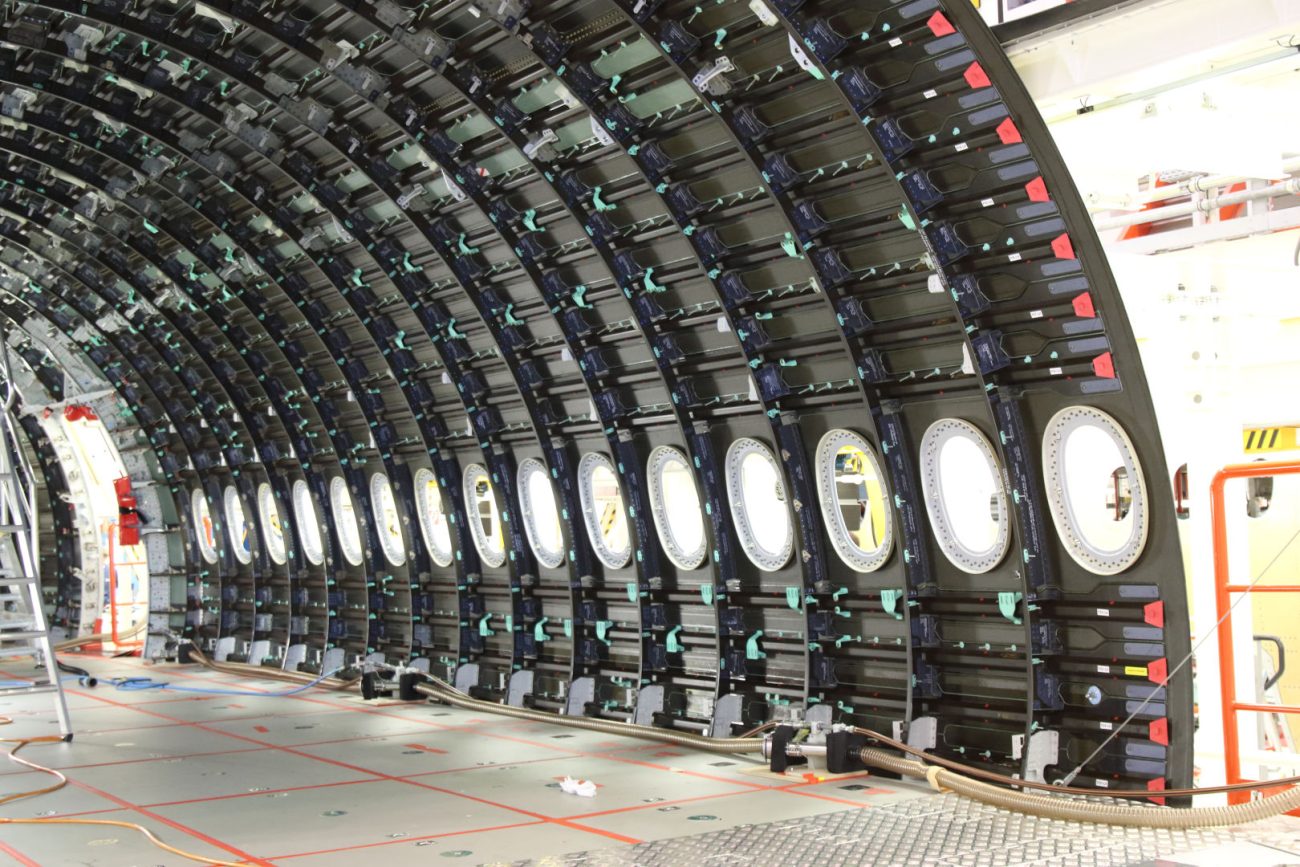 A350の胴体は従来の旅客機のようなアルミ合金ではなくはCFRP(炭素繊維強化プラスチック)で作られているが、金属機と同じようなセミモノコック構造としている。