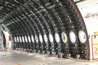 A350の胴体は従来の旅客機のようなアルミ合金ではなくはCFRP（炭素繊維強化プラスチック）で作られているが、金属機と同じようなセミモノコック構造としている。