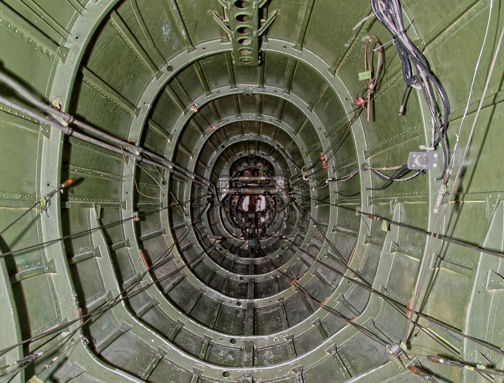 セミモノコック構造は古い戦闘機(画像は零戦五二型)でも一般的だったが、フェイルセーフという考え方は戦後の旅客機で本格的に採り入れられるようになった。