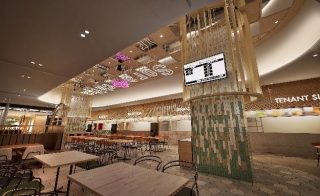 フードコートエリア。大きな荷物があっても利用しやすい広々とした空間が特徴だ。