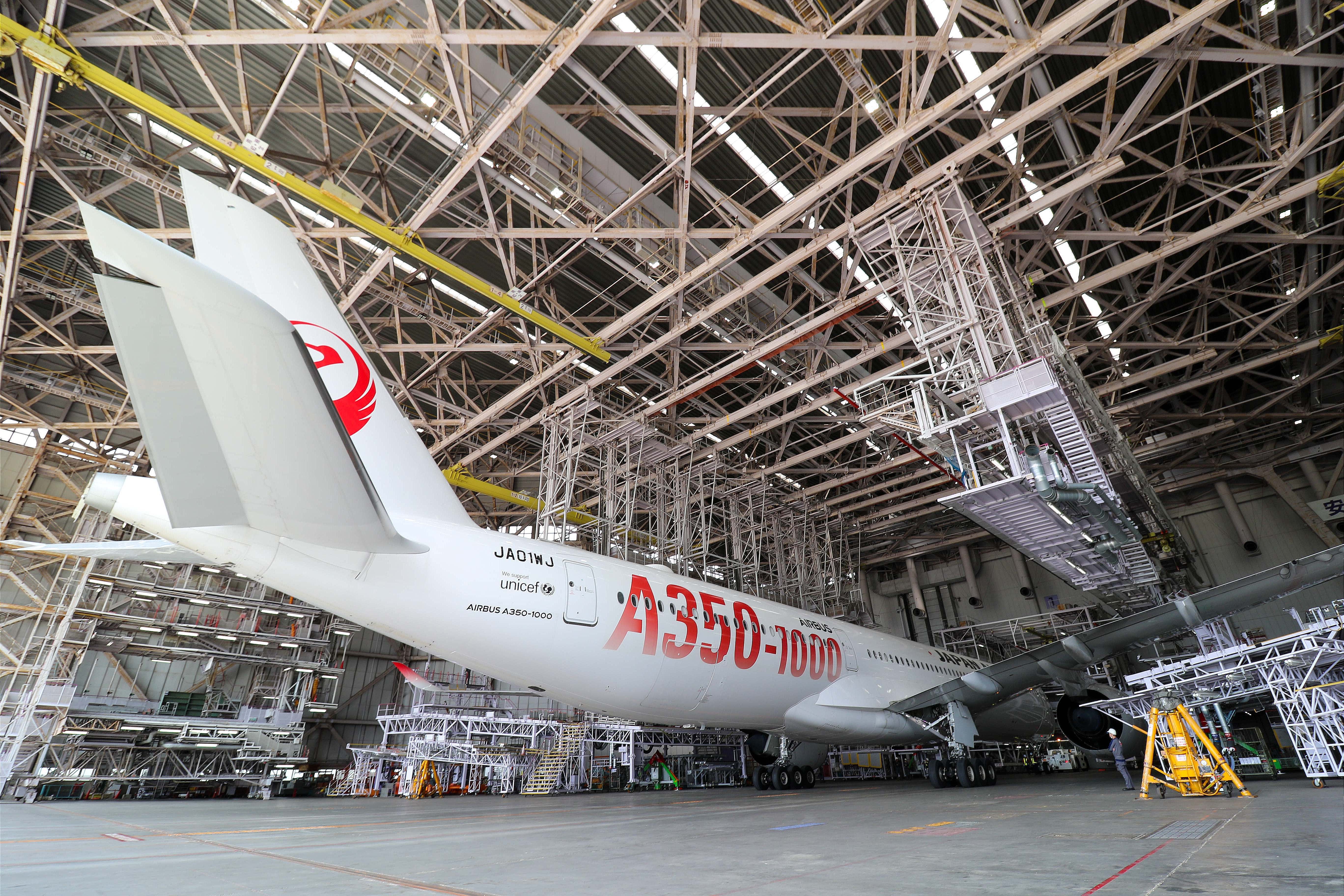 JAL A350-1000 JA01WJ 1000塗装 JALのA350-1000JA01WJが重整備へ。ハンガーインで見た、特別塗装