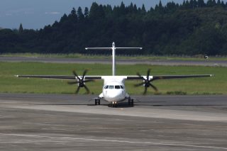 主翼を胴体の上につけた高翼形式にも横安定をもたらす効果があるため、上反角をほとんどつけていないものが多い。