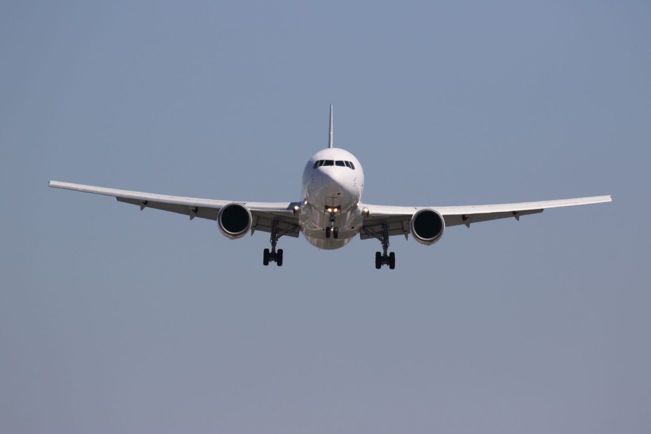 ジェット機の主翼には横安定をもたらす後退角がついていることが多いため、上反角は直線翼のプロペラ機よりも小さい。