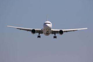 ジェット機の主翼には横安定をもたらす後退角がついていることが多いため、上反角は直線翼のプロペラ機よりも小さい。