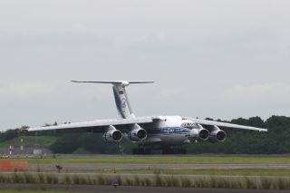 横安定をもたらす高翼配置と後退角を組み合わせた機体では、横安定が過大にならないよう下反角をつける場合が多い