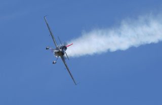 高い運動性を持つ曲技専用機のエクストラ300は上反角をゼロとしたうえで、翼型にも対称翼を採用している。