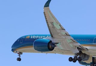 A350はエンジンより内側の主翼前縁にドループノーズ、外側には失速を防止するためのスラットを装備している。