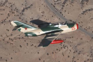 35度の後退角を持つMiG-15は主翼上面にフェンスを立てて、翼端に向かおうとする気流の流れを抑制している。