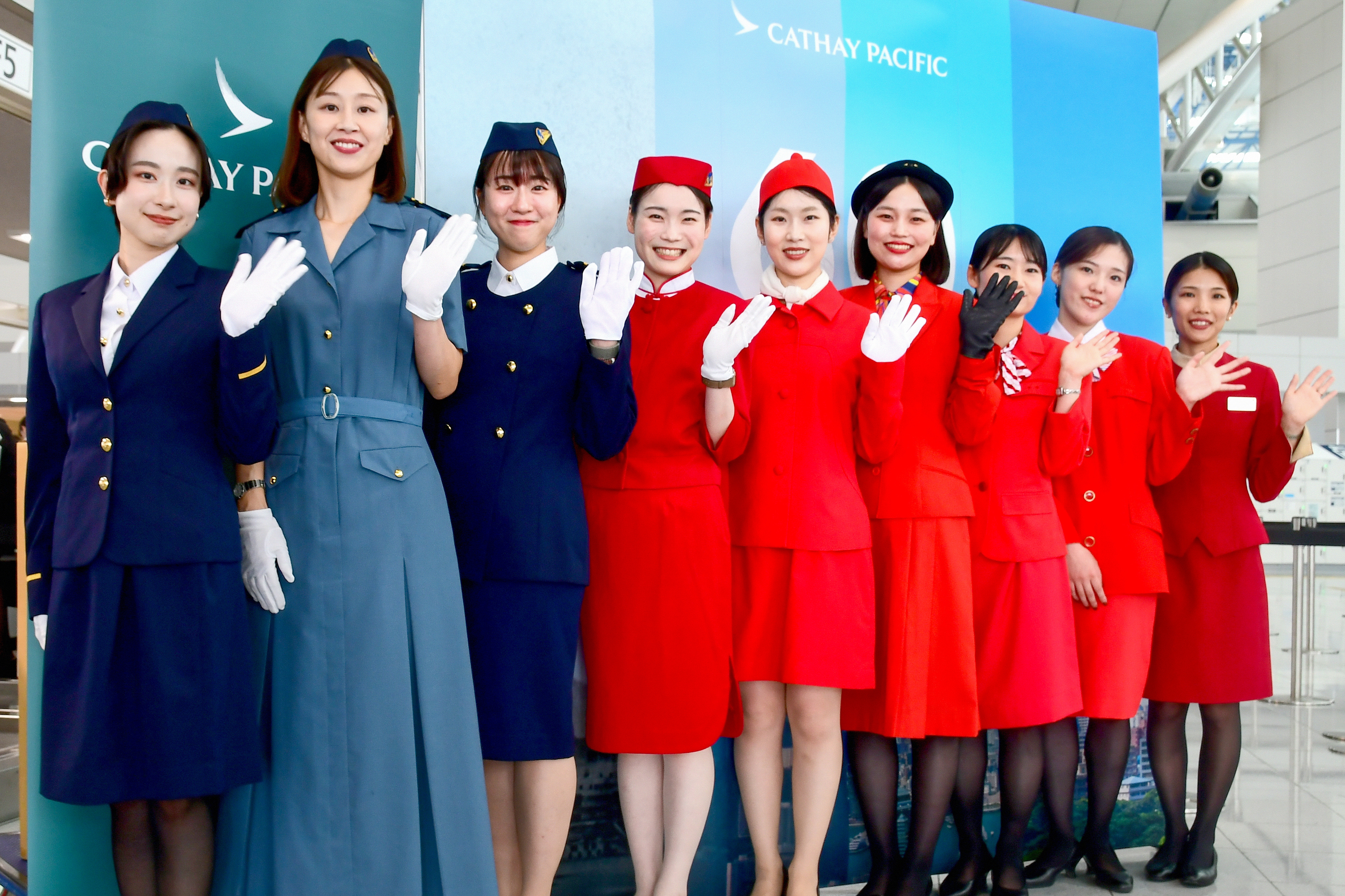 キャセイパシフィック航空　客室乗務員（CA）９代目制服 HBT_7656c-2.jpg