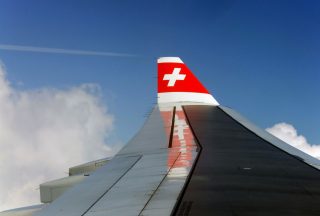 A330のウイングレット先端から雲が発生している。