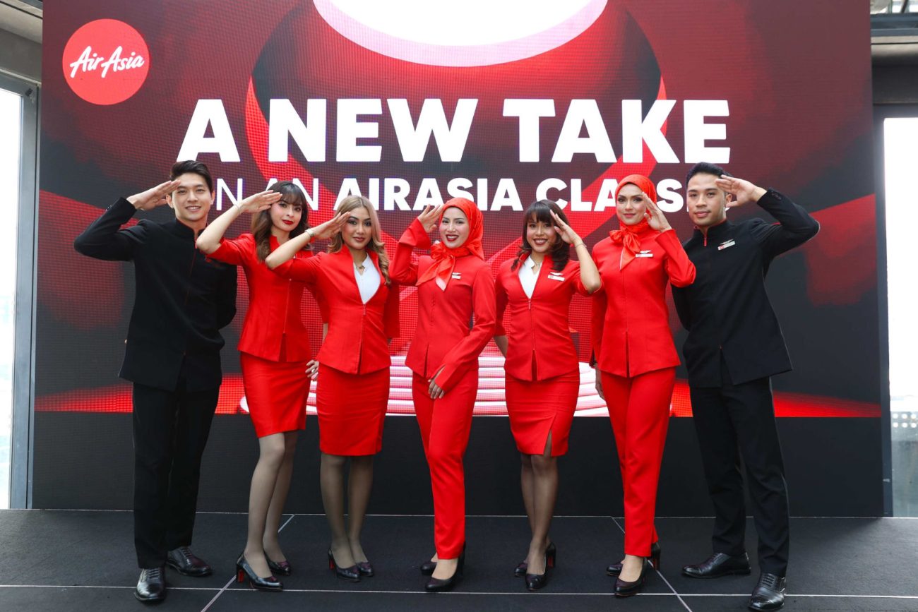 通常版のユニフォームとヒジャブを着用した客室乗務員