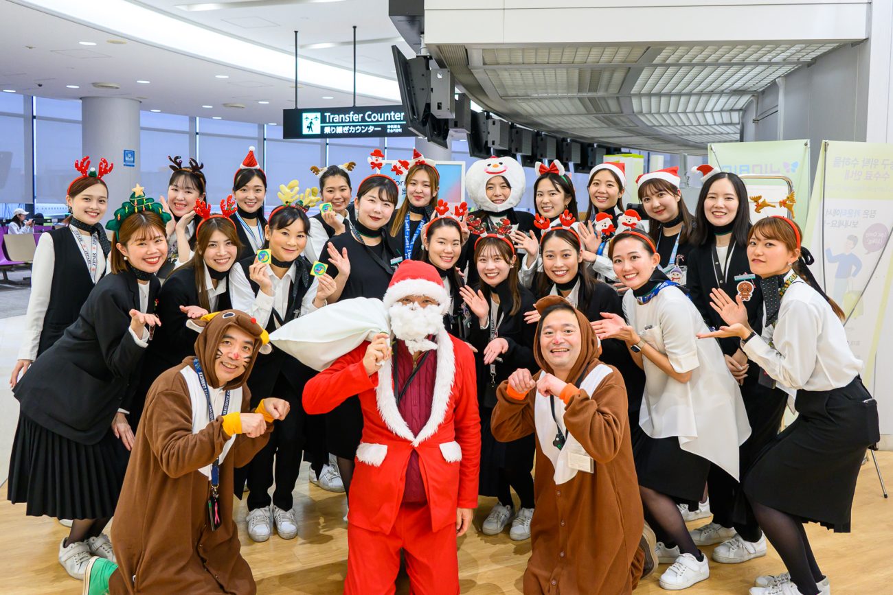 ZIPAIR、クリスマスイベントでサンタクロースとトナカイが出発便をお