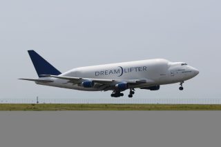 セントレアでは常連のドリームリフター。