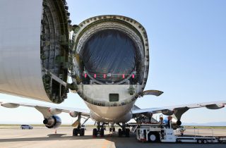 ドリームリフターは、787のコンポーネント輸送専用に747-400を改造して作られた。