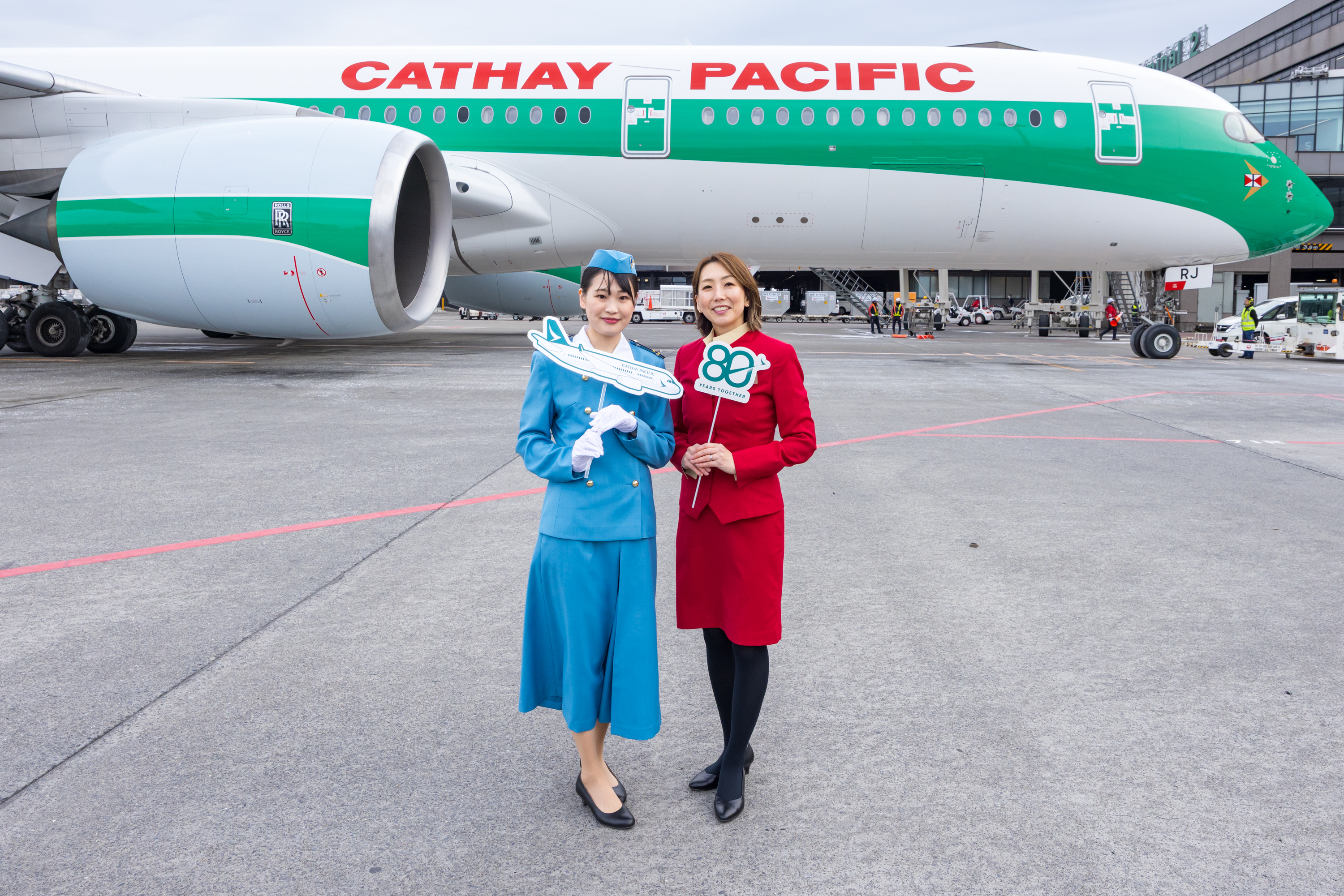 キャセイ、80周年塗装のエアバスA350が日本初飛来！歴代制服でお出迎え