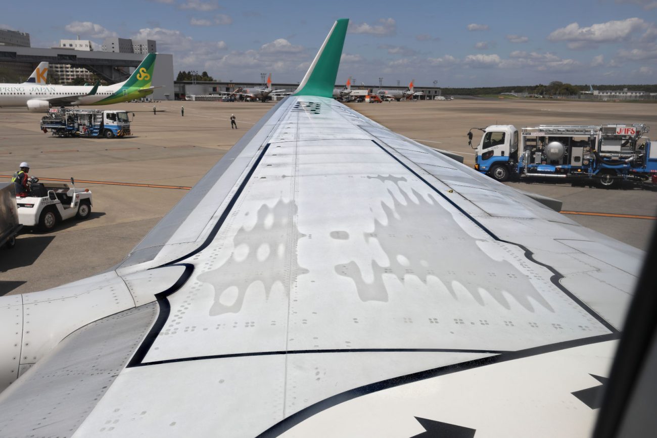 飛行中に冷やされた燃料のため、着陸後には翼表面に水滴がついて見えることがある。