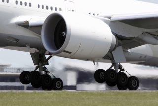 離陸する777-300ERのメインランディングギアのアップ。