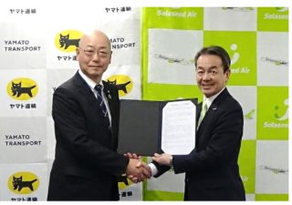 包括連携協定締結の様子。写真左はヤマト運輸株式会社の井波 勝宏 執行役員（九州統括）、写真右は株式会社ソラシドエアの新川 新一 取締役副社長。