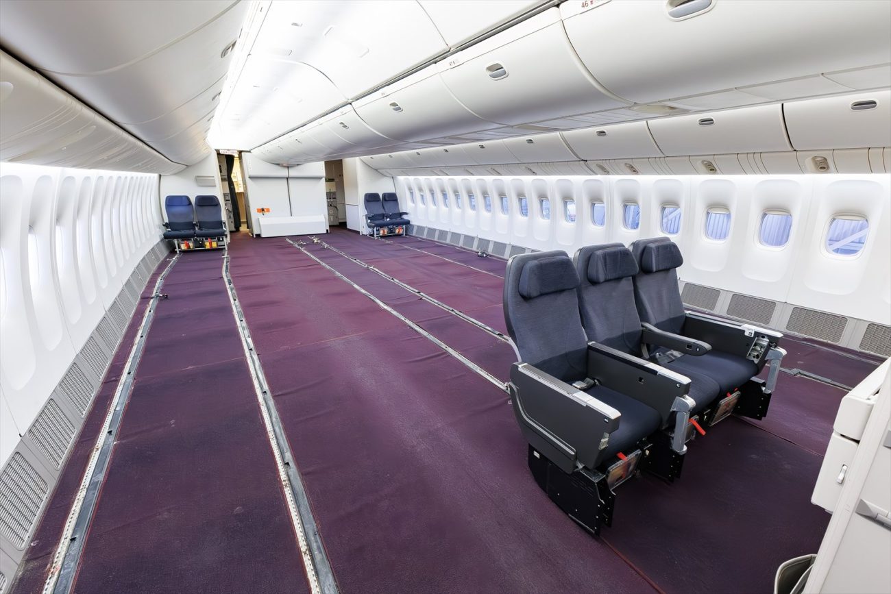 塗装も機内もすっきりした、元「oneworld」のトリプルセブン。羽田で