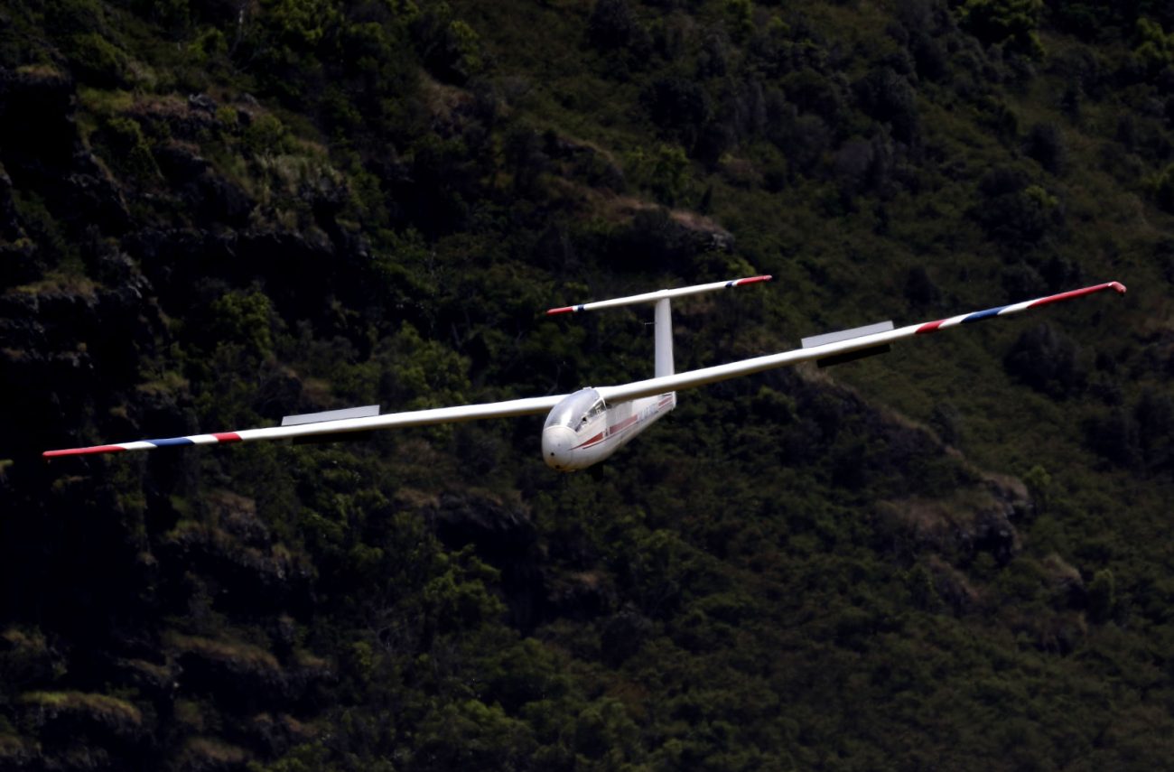 きわめて空気抵抗が小さなグライダーは、最終進入でスポイラーを開いて降下角を調整する。