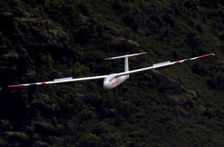 きわめて空気抵抗が小さなグライダーは、最終進入でスポイラーを開いて降下角を調整する。