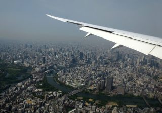 ボーイング787のスポイラーは低速ではエルロンと連動してロールコントロールを補助する。