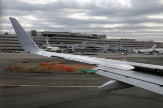 エルロンとスポイラーが連動する様子は、出発時の舵のチェックを見ているとわかりやすい。