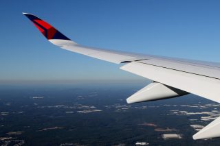 787やA350のスポイラーは、フラップと共に少し下がって、翼上面からフラップへの流れがスムースになるようにしている。画像はA350。