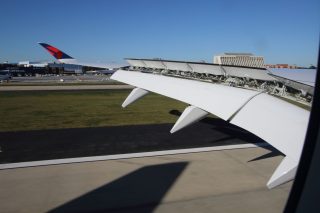 着陸と同時に全開となったスポイラー。