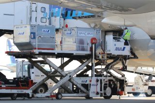 旅客機では貨物の位置を調整することでバランスを取る。それでも十分でなければ錘を使ったり乗客の席を制限することもある。