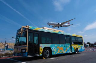 飛行機をバックにデザインをお披露目したラッピングバス
