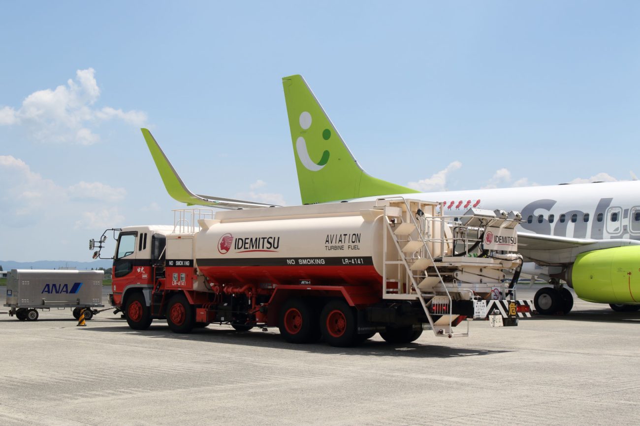 地方空港でよく見かけるタンク式給油車（フューエラー）。