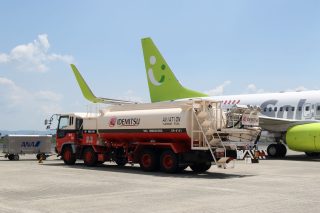 地方空港でよく見かけるタンク式給油車（フューエラー）。