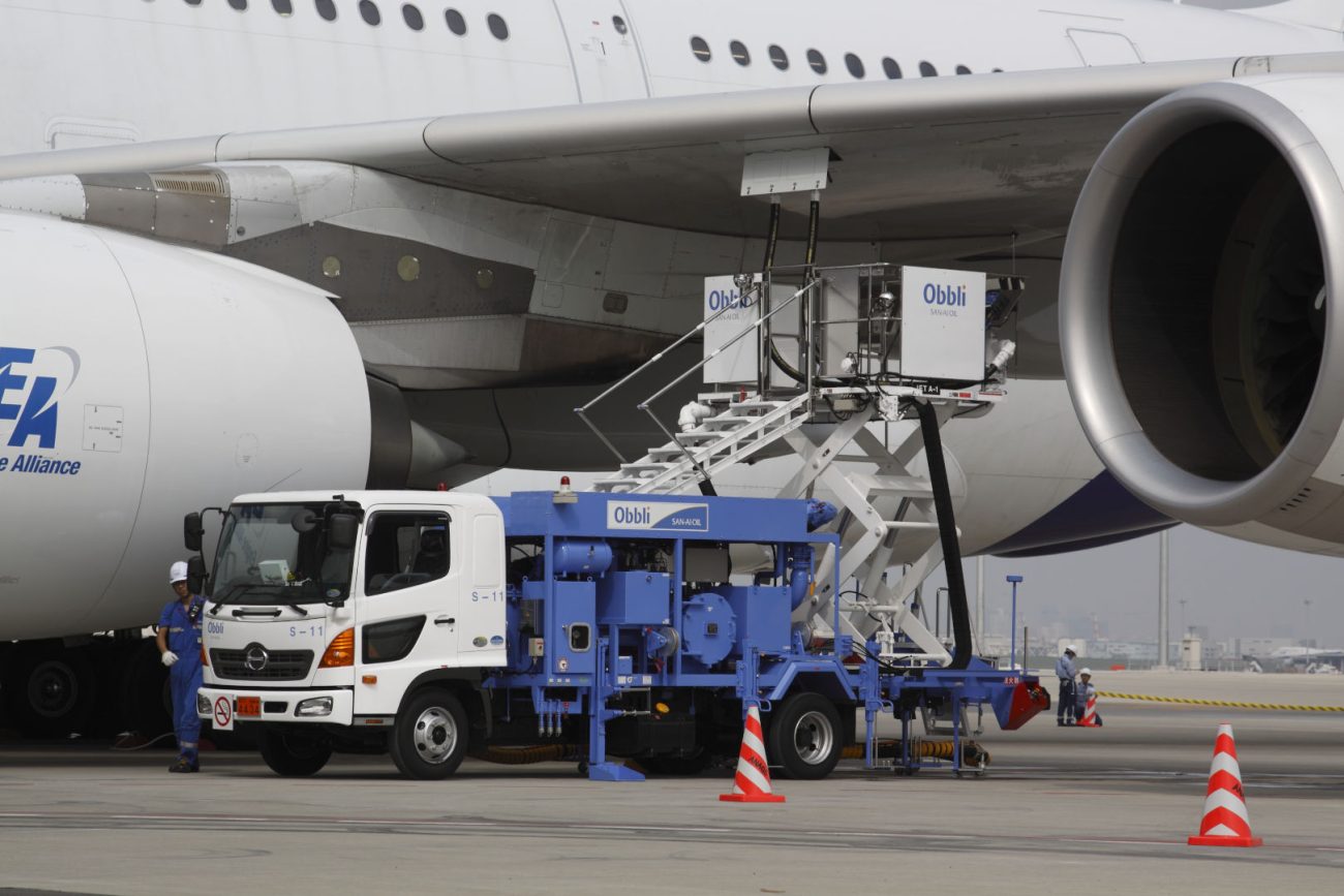 A380が就航するような大空港では地下に燃料配管が通されており、燃料タンクを持たないサービサーという車両を介して給油している。