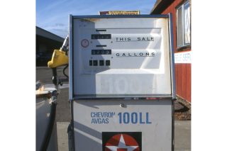 アメリカの小型機空港にある給油施設。