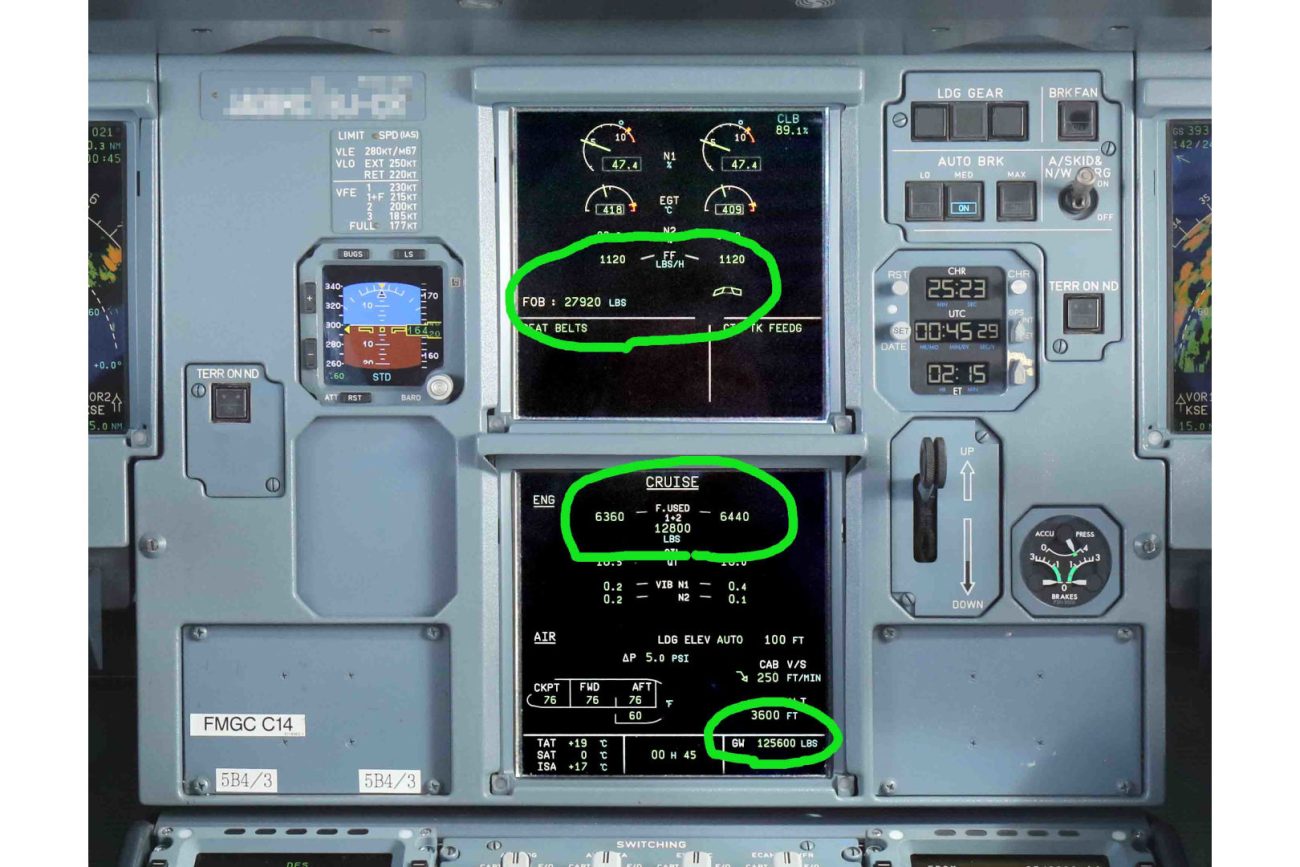 飛行中のA320のエンジン計器。