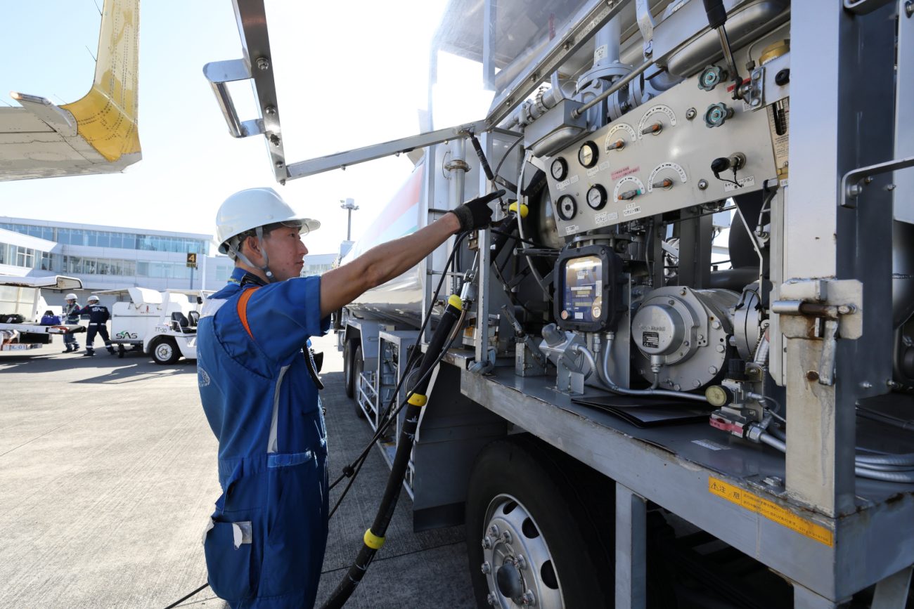フューエラーによる給油作業。
