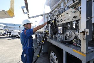フューエラーによる給油作業。